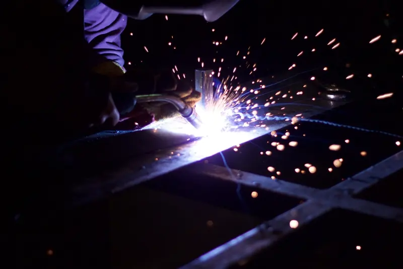 Trabajo de soldadura en un taller